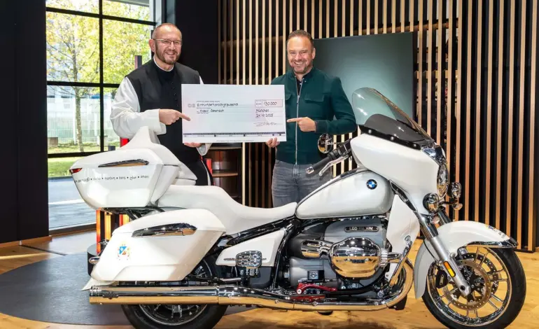Subastada por 130.000 euros la BMW R18 Transcontinental firmada por el Papa León XIV