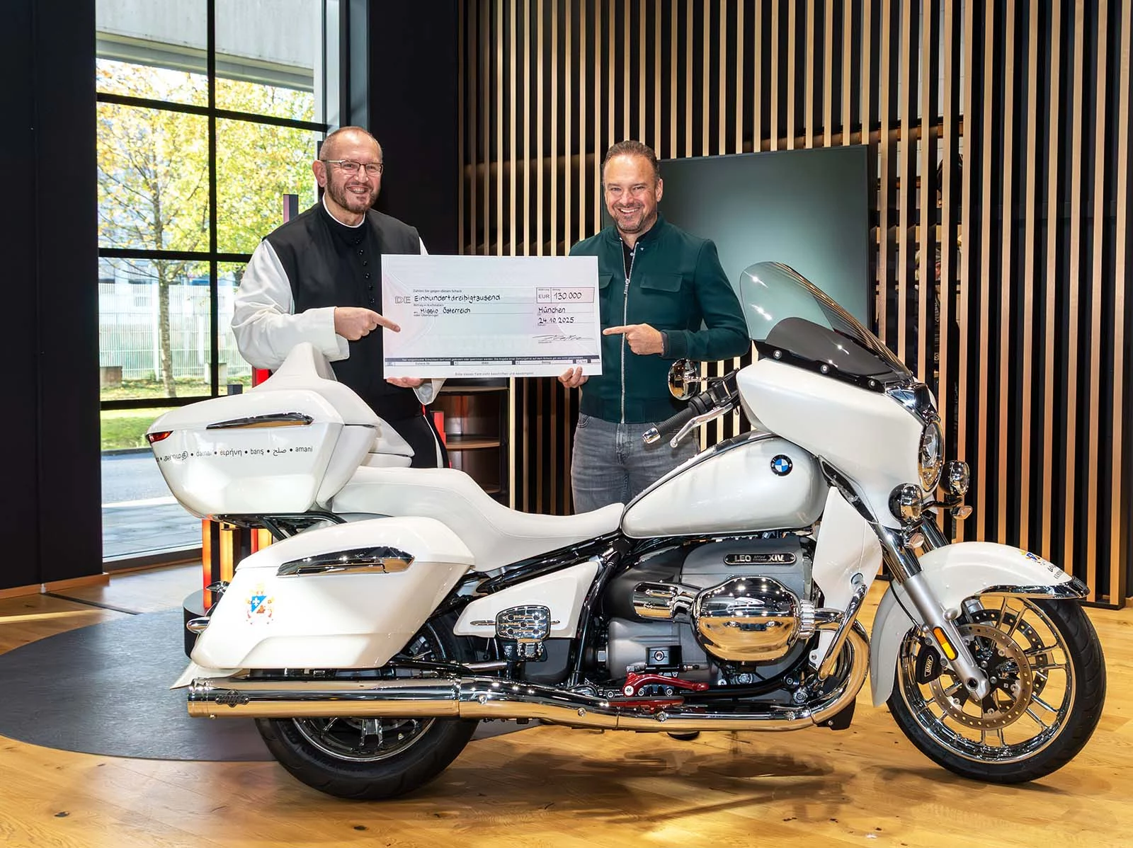 Subastada por 130.000 euros la BMW R18 Transcontinental firmada por el Papa León XIV