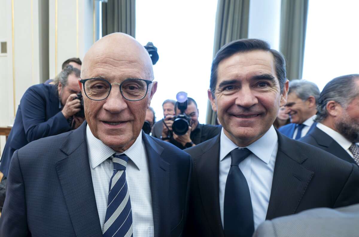 El presidente del BBVA, Carlos Torres (r), y el presidente del Banc Sabadell, Josep Oliu (l), durante el acto de toma de posesión del nuevo gobernador del Banco de España, el 24 de septiembre de 2024.