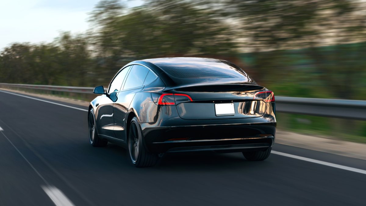 La autopista que recarga tu coche eléctrico mientras circulas, cuesta 13 millones de euros por kilómetro construido