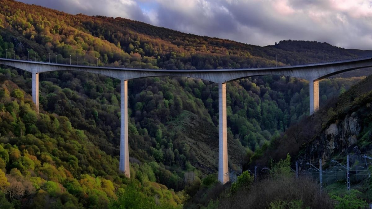 el puente más alto de España se sitúa entre los edificios más colosales la Península