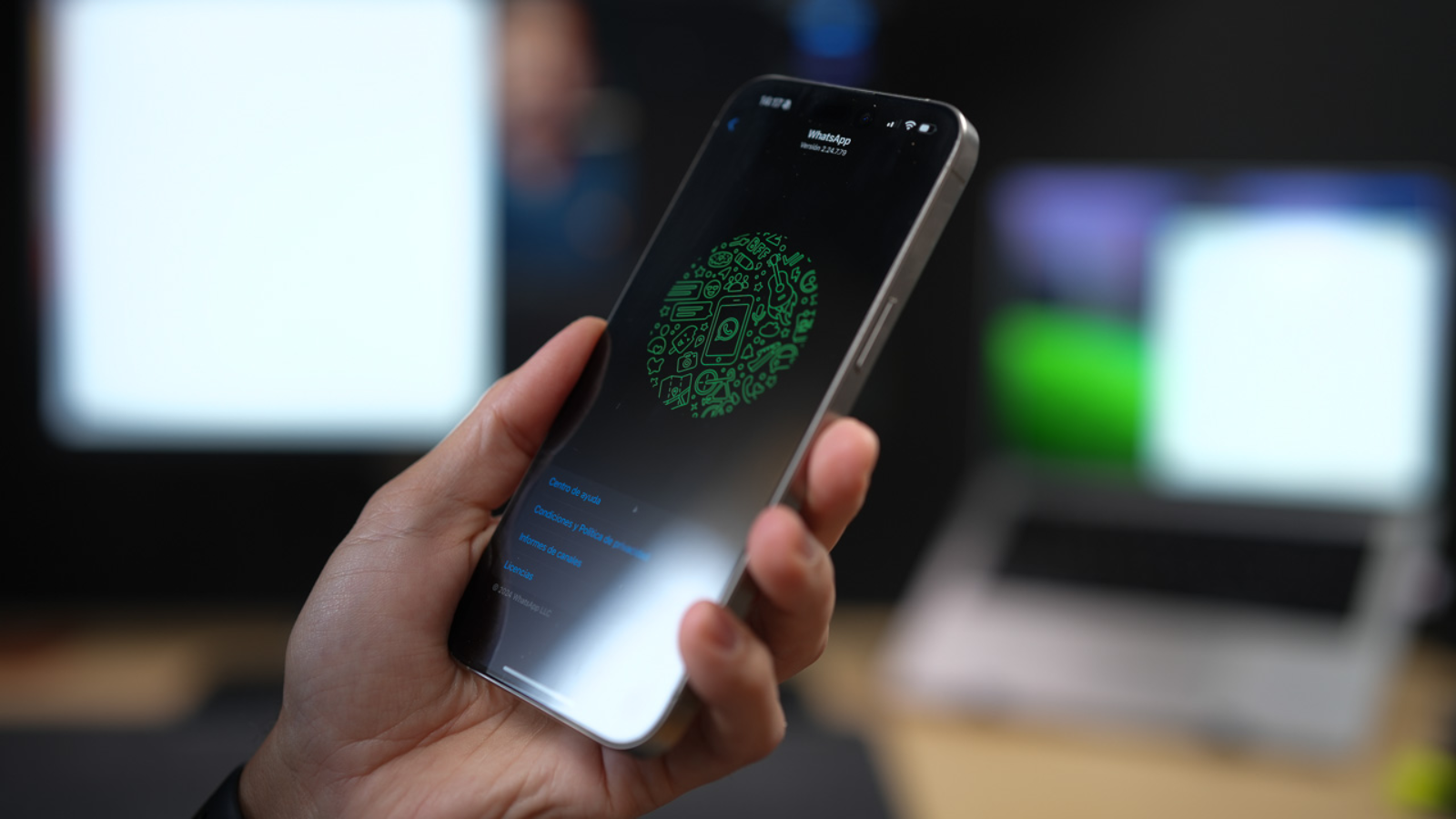 Ícono de la aplicación WhatsApp en la pantalla de inicio del teléfono listo para su desinstalación y reinstalación