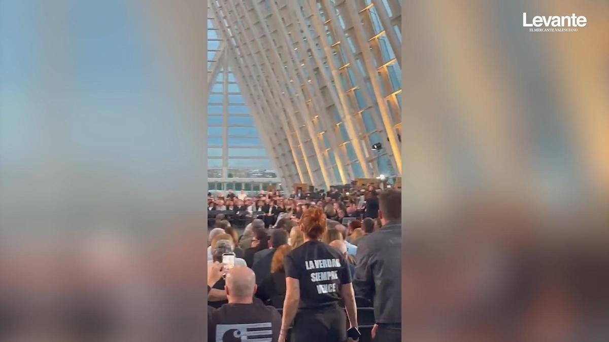 Familiares de la víctimas de la dana gritan «asesino» a Mazón en el interior del funeral