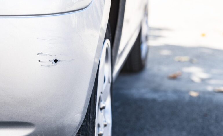 Si tu coche tiene una pequeña abolladura, se puede reparar con este truco y por unos pocos euros