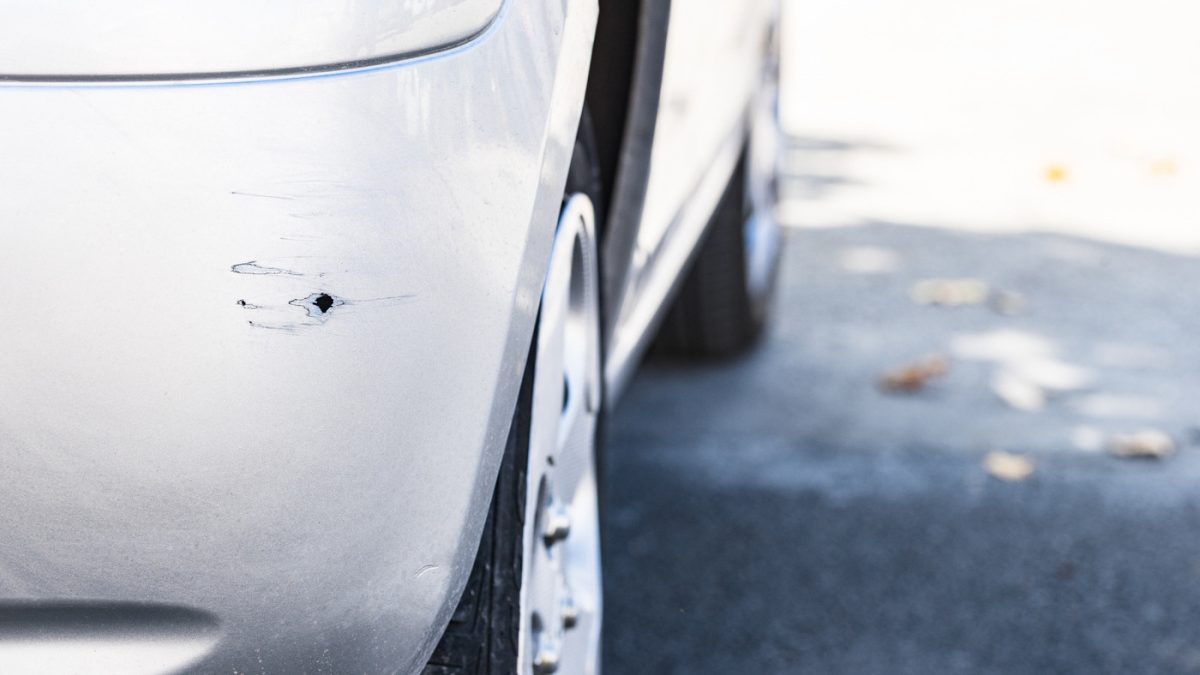 Si tu coche tiene una pequeña abolladura, se puede reparar con este truco y por unos pocos euros