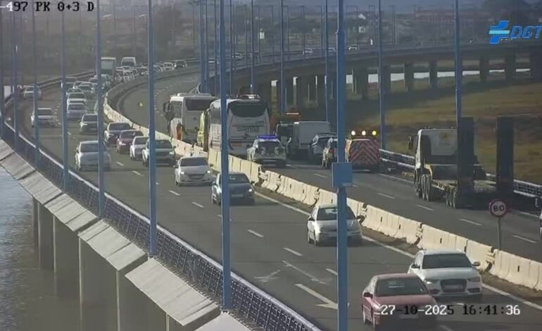 Un accidente entre un coche y un autobús deja siete heridos y provoca el corte del puente del Odiel, en Huelva
