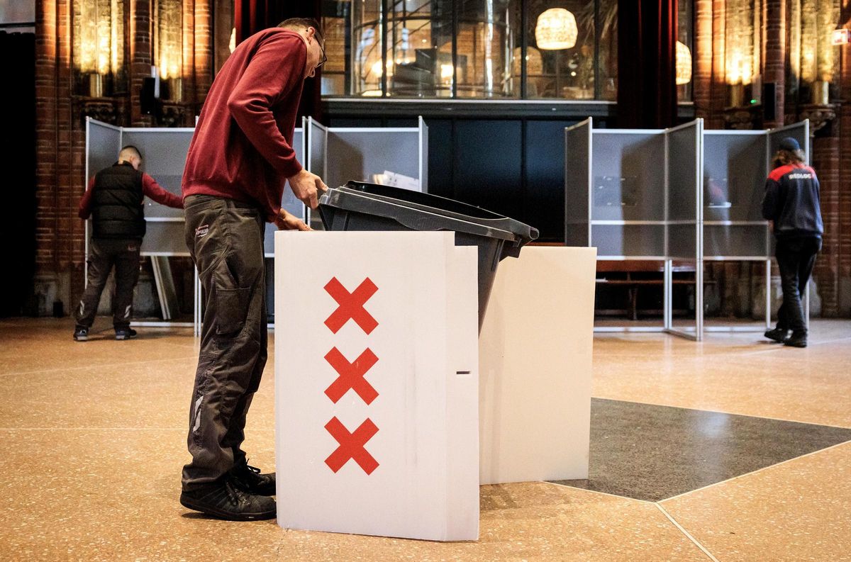 Preparativos en un colegio electoral en los Países Bajos