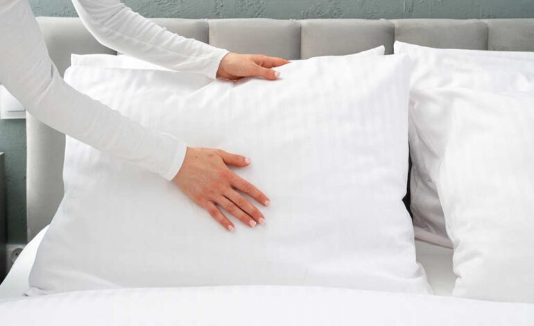 La fórmula de las abuelas fácil y natural que utilizan los hoteles para lavar las almohadas amarillentas y dejarlas como la nieve