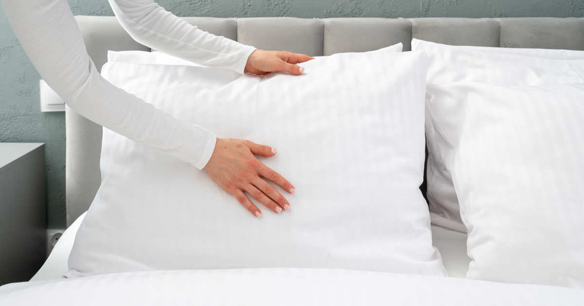 La fórmula de las abuelas fácil y natural que utilizan los hoteles para lavar las almohadas amarillentas y dejarlas como la nieve