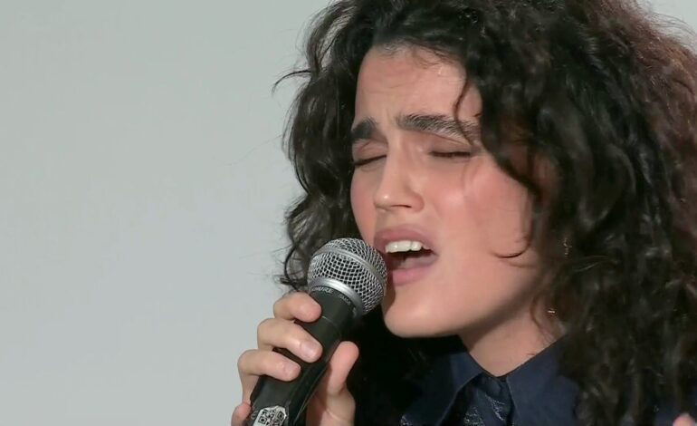 La emotiva actuación de La María en el funeral de Estado por la DANA