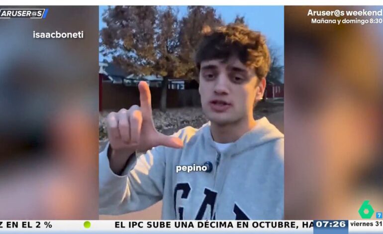 ‘¡Un tío comiendo un pepino en el aula!