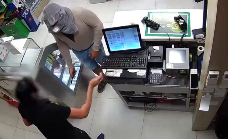 Un hombre atraca una gasolinera de Valencia disfrazado con un peluche que encontró en la basura