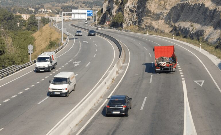 cinturón obligatorio en ciudad y luces siempre encendidas