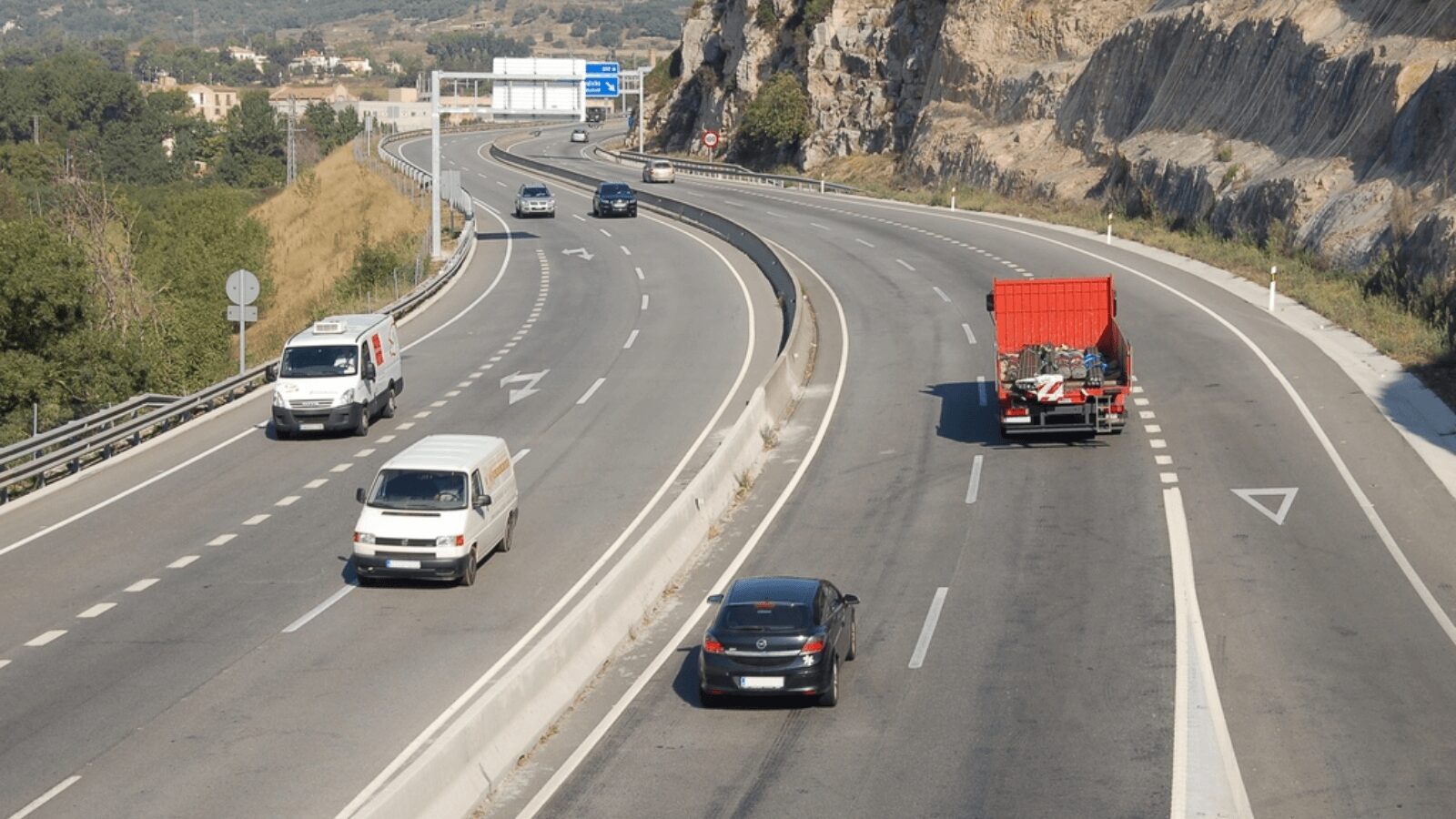 cinturón obligatorio en ciudad y luces siempre encendidas