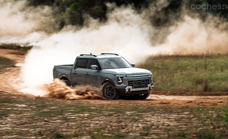 Santana Motors revela la pick-up híbrida enchufable española