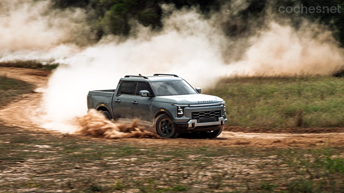 Santana Motors revela la pick-up híbrida enchufable española