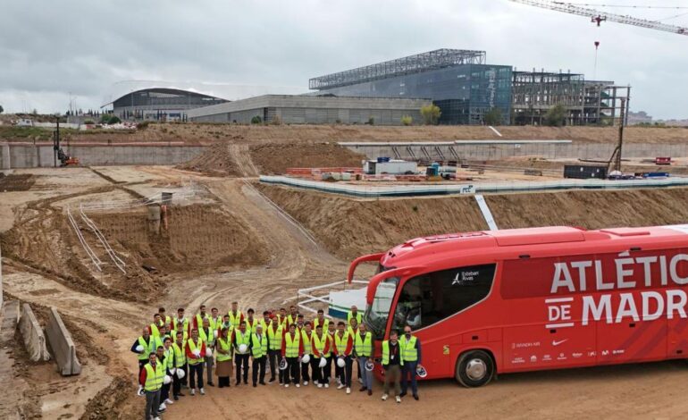 Los jugadores del Atlético de Madrid visitan las obras de la Ciudad del Deporte