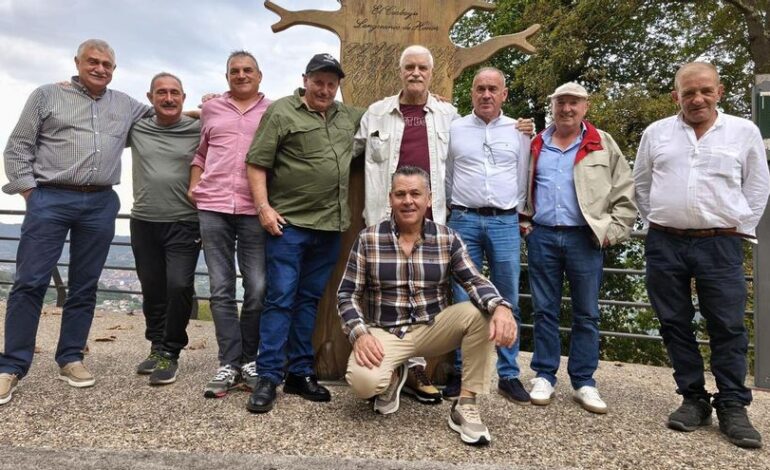 Emotivo encuentro de los antiguos alumnos de la escuela de La Cerezal con su último profesor