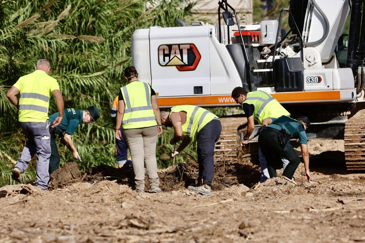 Valencia. VLC. La guardia civil en el lugar donde encontraron un cadáver bajo el barro de Dana en Manises