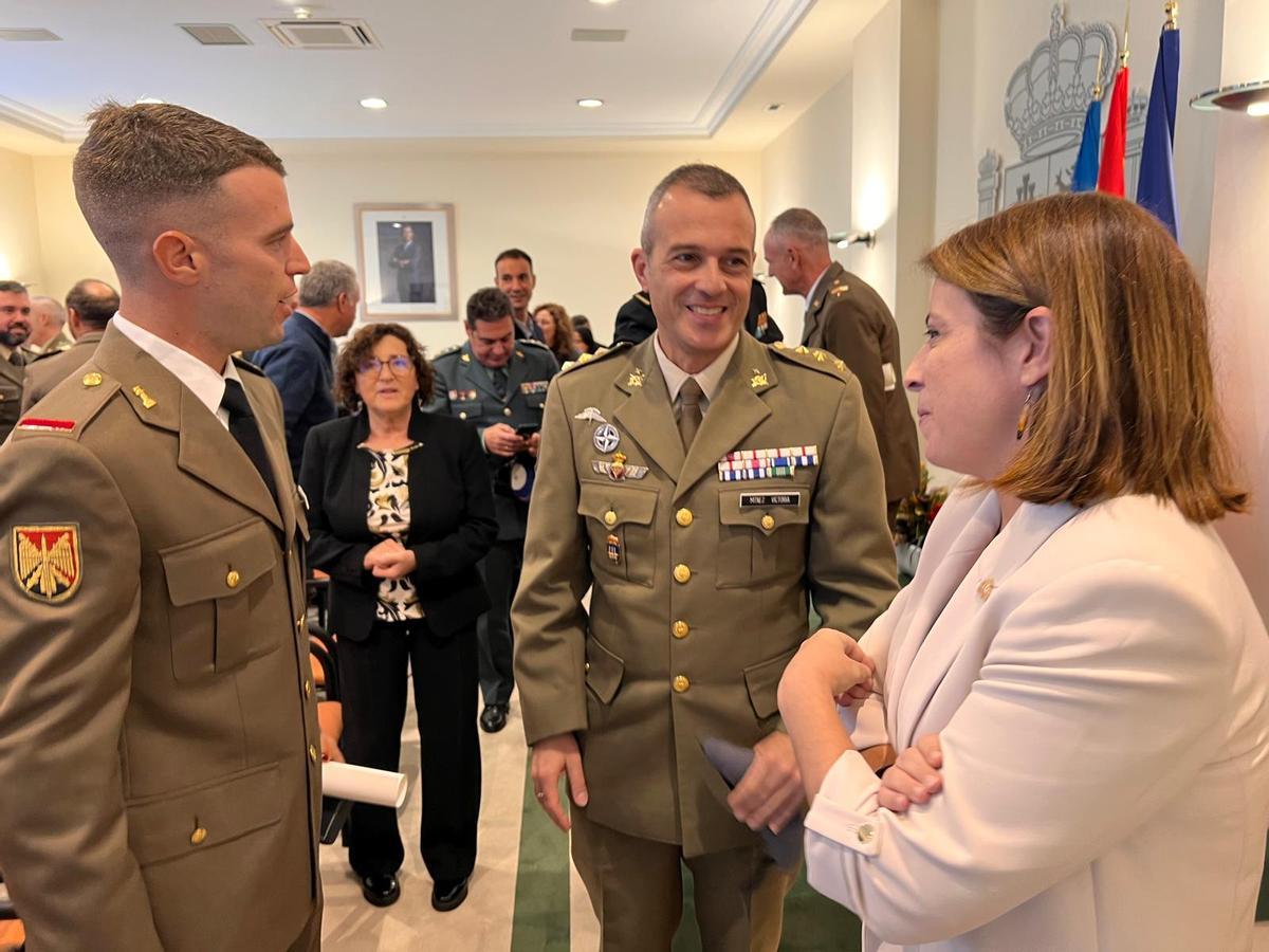 Soldado Julio Benítez Orozco, Coronel Jesús Martínez Victoria y Delegada Adriana Lastra.