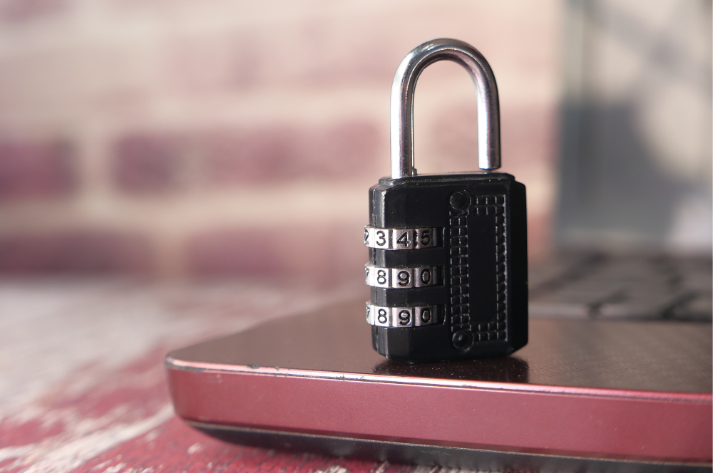 candado en la computadora portátil