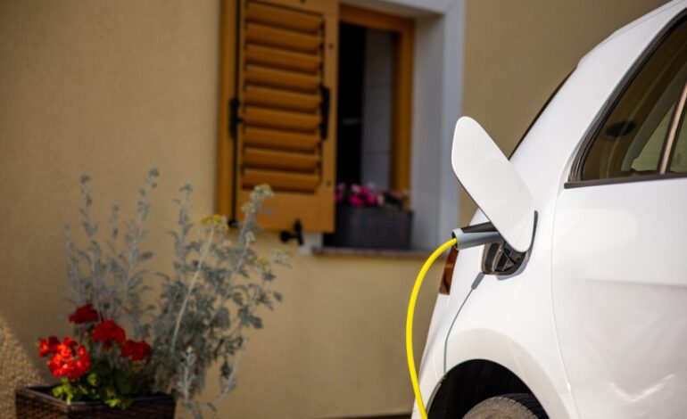 ¿Se necesita permiso para instalar en casa un cargador de coches eléctricos? Esto dice la Ley de Propiedad Horizontal