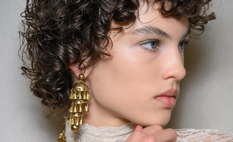 Di adiós al frizz del cabello rizado con estos champús curly