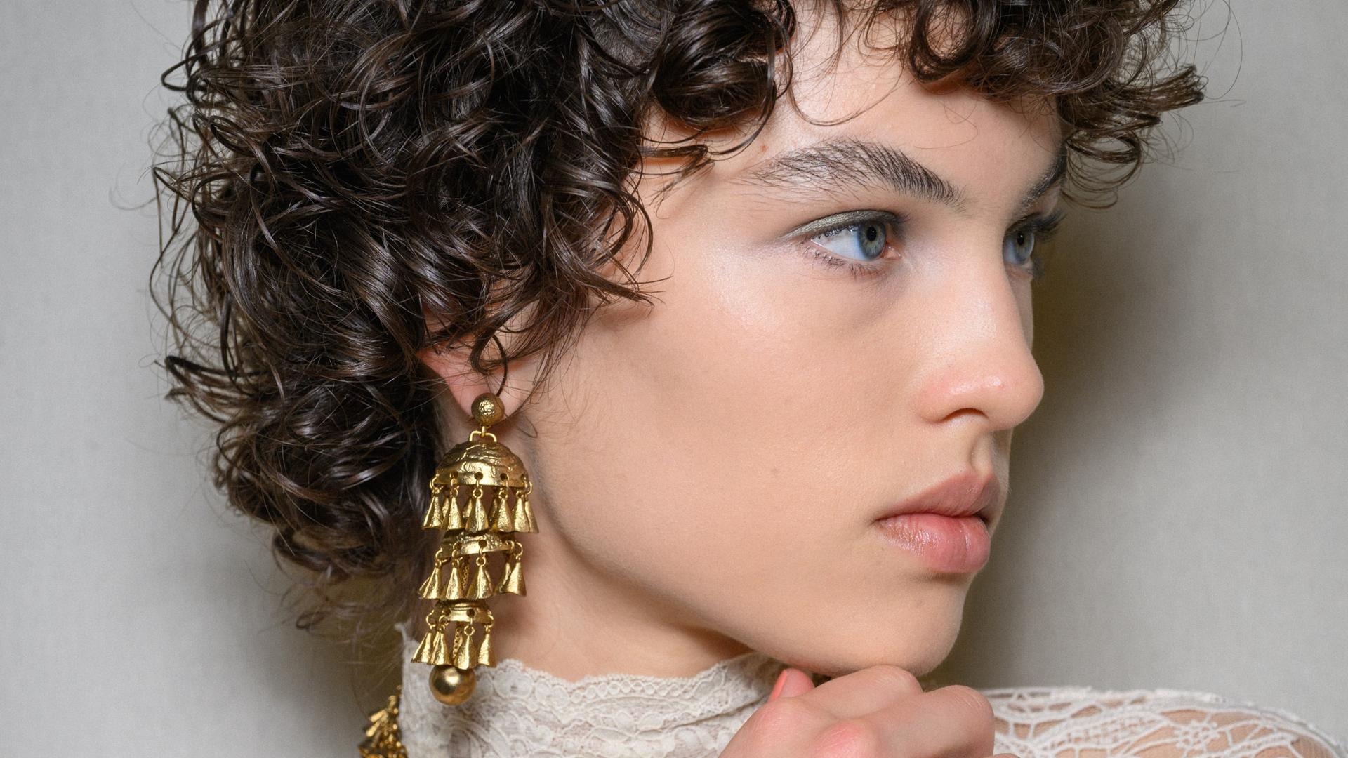 Di adiós al frizz del cabello rizado con estos champús curly