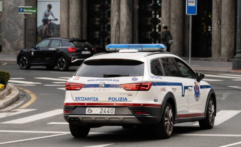 Un policía vasco choca contra un vehículo al que perseguía y sus compañeros no dan crédito a lo que pasa después