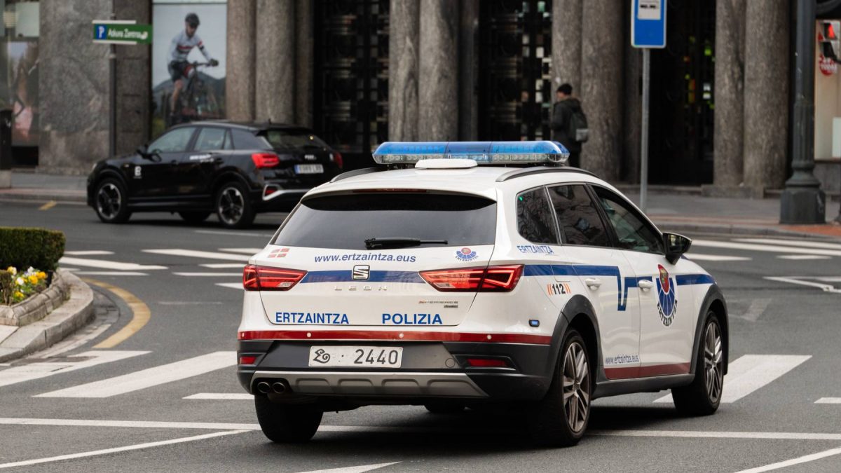 Un policía vasco choca contra un vehículo al que perseguía y sus compañeros no dan crédito a lo que pasa después