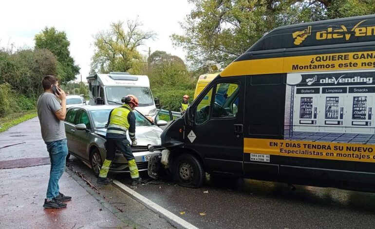 una furgoneta y un coche chocan frontalmente