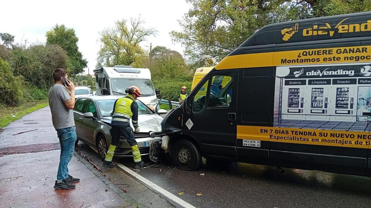 una furgoneta y un coche chocan frontalmente