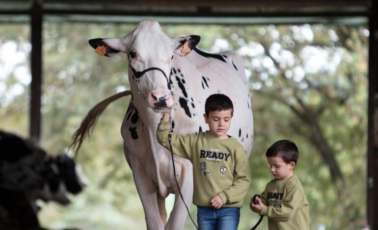 Dos pequeños de Salas, protagonistas de una prestigiosa revista ganadera con tirada nacional: «Están muy contentos»