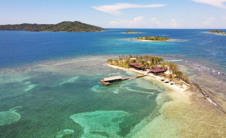 aguas cristalinas, playas de arena dorada y una exuberante vegetación