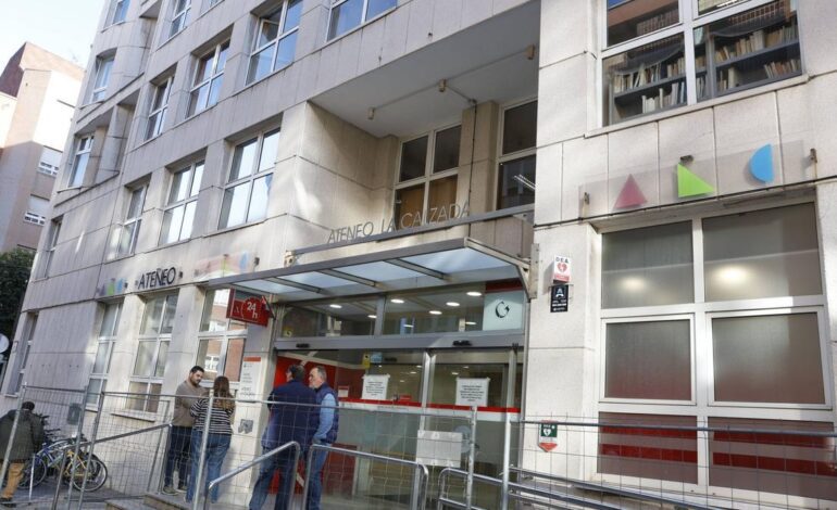 ATENEO LA CALZADA I El Ateneo de La Calzada reabre sus puertas con una reforma integral que mejora la accesibilidad y la atención vecinal