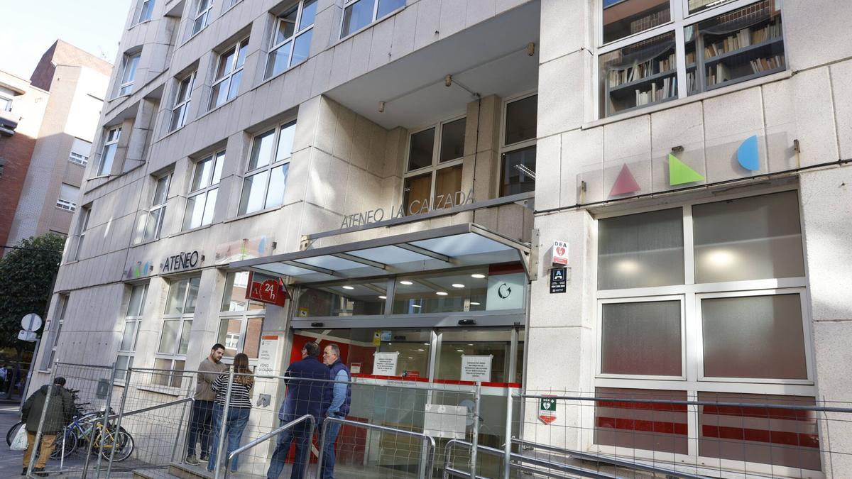 ATENEO LA CALZADA I El Ateneo de La Calzada reabre sus puertas con una reforma integral que mejora la accesibilidad y la atención vecinal