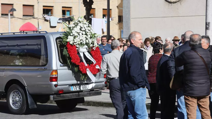 Decenas de vecinos despiden en Barredos a Lupo Prendes, el hombre que murió tras ser golpeado junto a la terraza de un bar.