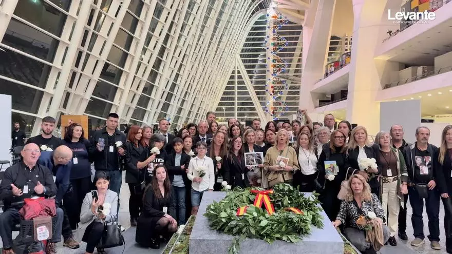 las victimas cantan "Mazón, a prisión" ante el altar
