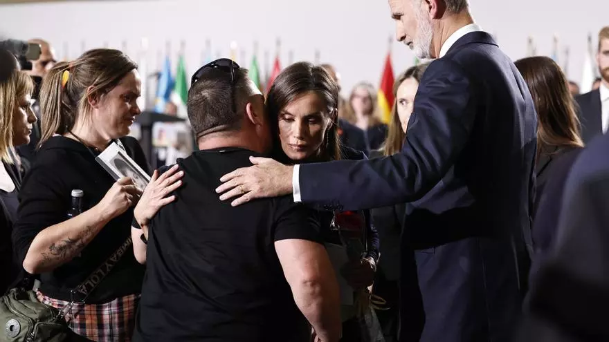 Los reyes abrazan a los familiares de las víctimas de la dana al finalizar el funeral
