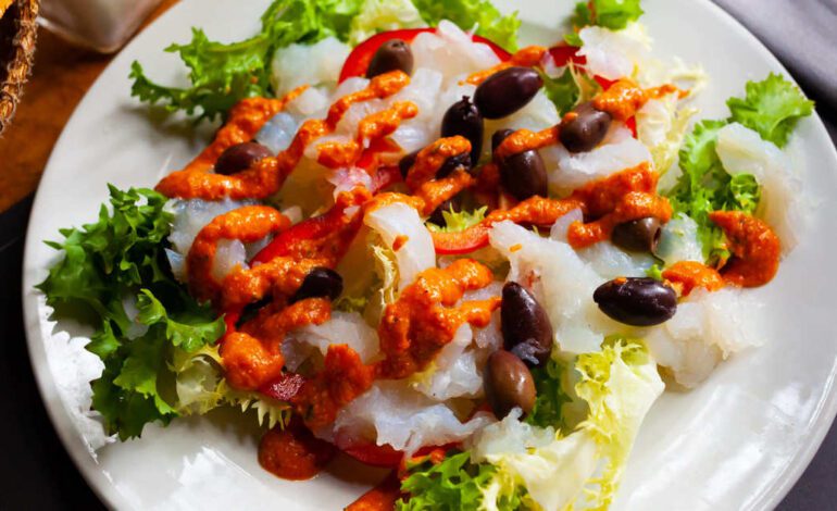 Esta ensalada con conservas se hace en un santiamén y es aperitivo, primero, segundo y tercer plato