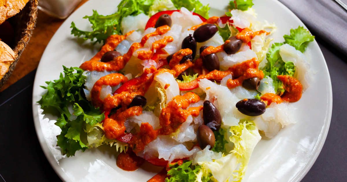 Esta ensalada con conservas se hace en un santiamén y es aperitivo, primero, segundo y tercer plato