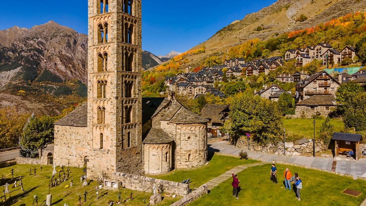 El pueblo del Pirineo de Lleida que guarda un tesoro artístico declarado Patrimonio Mundial por la Unesco