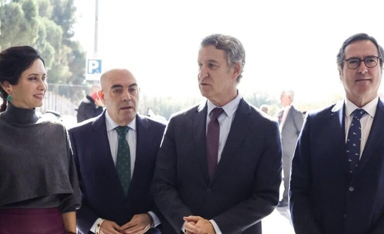 Feijóo presenta un plan para reducir las cargas de los autónomos frente a un Gobierno que les «asfixia»