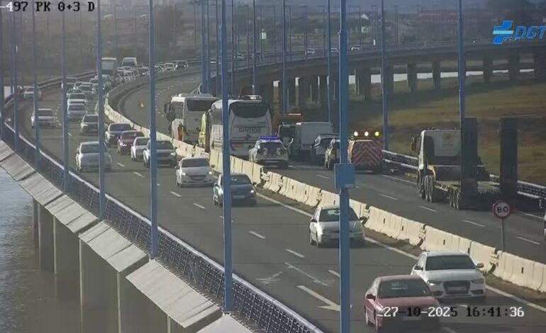 Cortado en Huelva el puente del Odiel sentido Punta Umbría por un accidente entre un turismo y un autobús