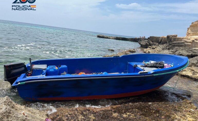 Interceptan una patera con 17 personas a bordo al sureste de Formentera