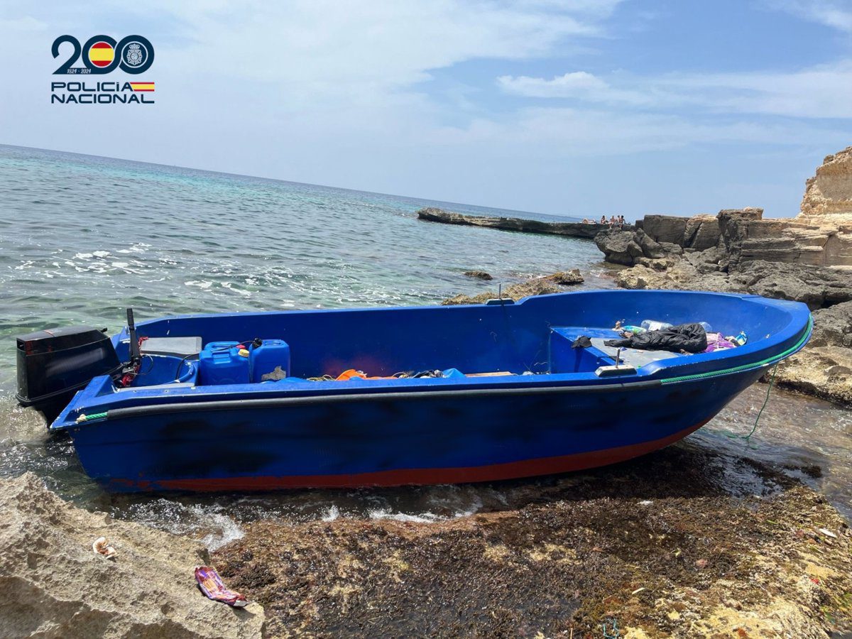 Interceptan una patera con 17 personas a bordo al sureste de Formentera