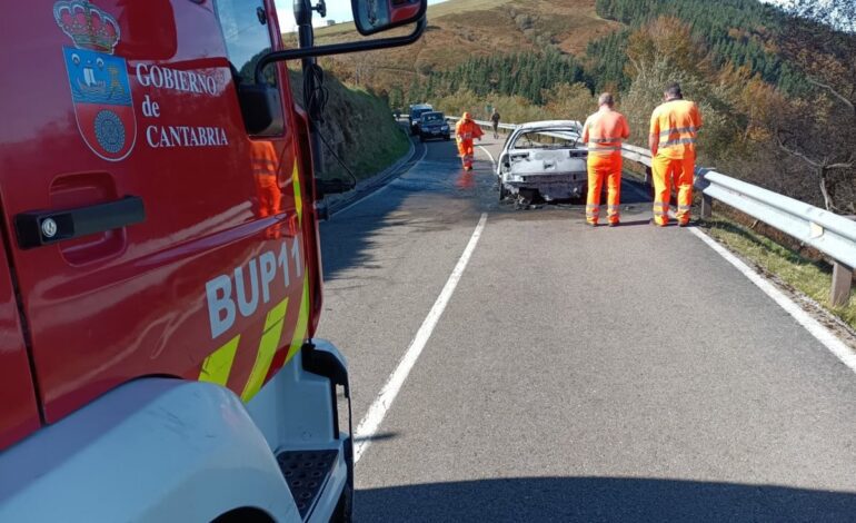Calcinado un vehículo tras incendiarse en una carretera en Soba