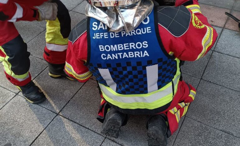 Bomberos extinguen un incendio en la cocina de una vivienda en Laredo