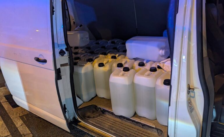 Detenidos en Almería con 1.400 litros de gasolina en una furgoneta tras intentar atropellar a agentes en su huida