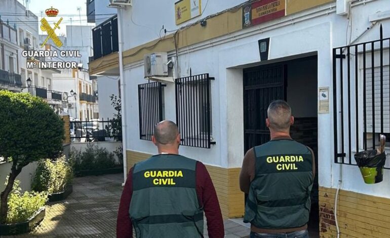 Buscan a un hombre fugado tras apuñalar de gravedad a su pareja en Isla Cristina (Huelva)
